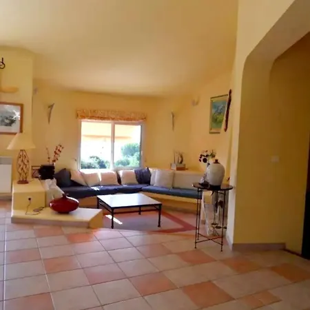 Maison Confortable: Sainte Lucie Retreat With Shared Pool * Cirendinu