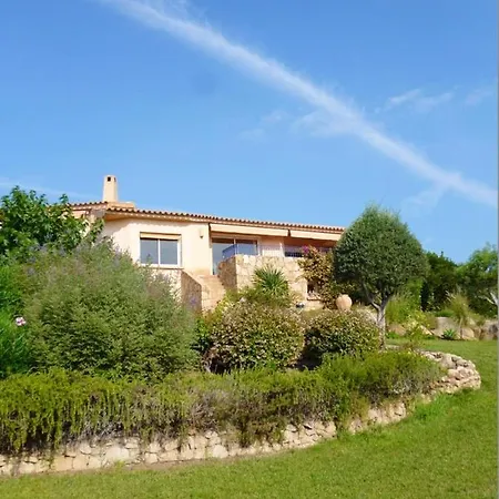 Maison Confortable: Sainte Lucie Retreat With Shared Pool