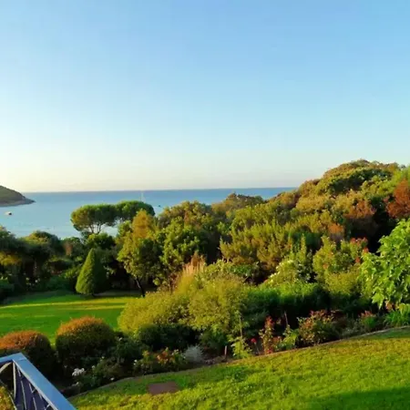 Maison Confortable: Sainte Lucie Retreat With Shared Pool Holiday home Cirendinu