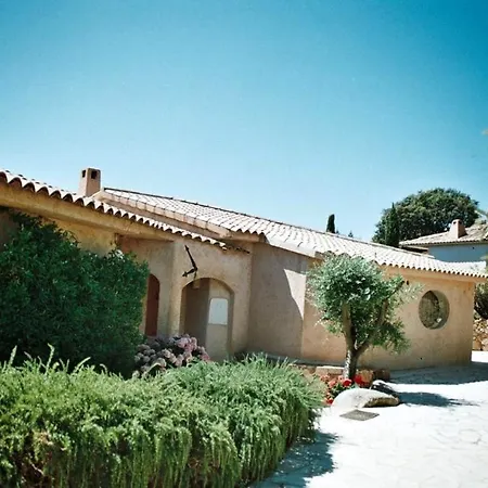 Holiday home Maison Confortable: Sainte Lucie Retreat With Shared Pool *