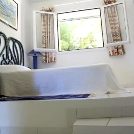 Maison Confortable: Sainte Lucie Retreat With Shared Pool